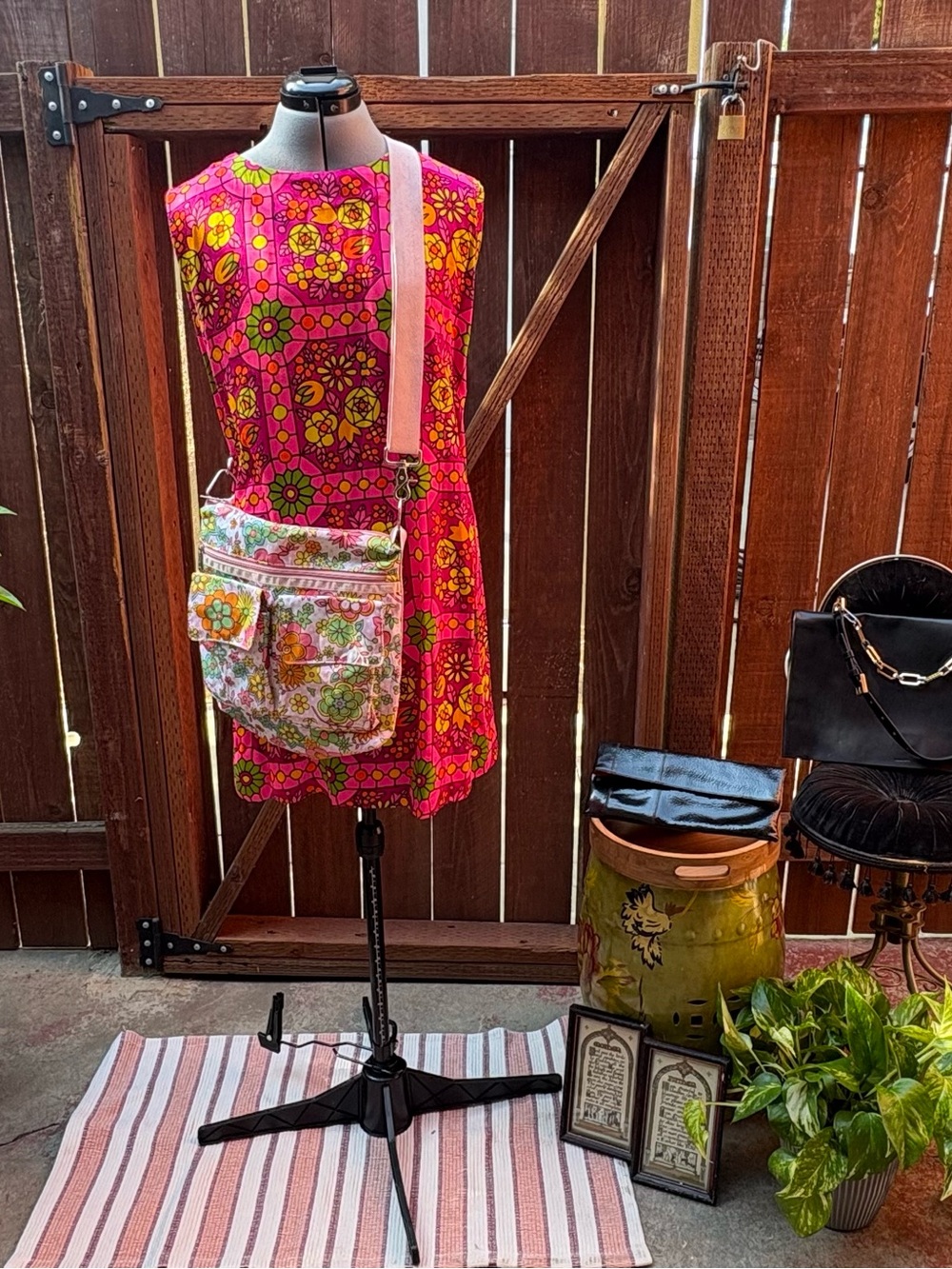You. Walking Art: Vintage '60s Psychedelic Mod Shift Dress - Picture 10 of 11